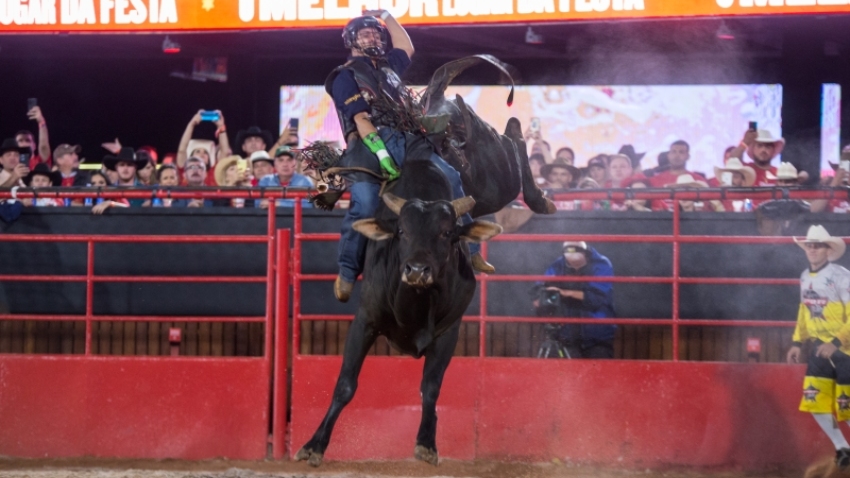 Peão de Aparecida do Taboado ganha rodeio internacional em