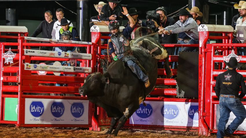 Peão de Crixas, GO, é campeão brasileiro do rodeio da PBR em Barretos, SP, Festa do Peão de Barretos 2023